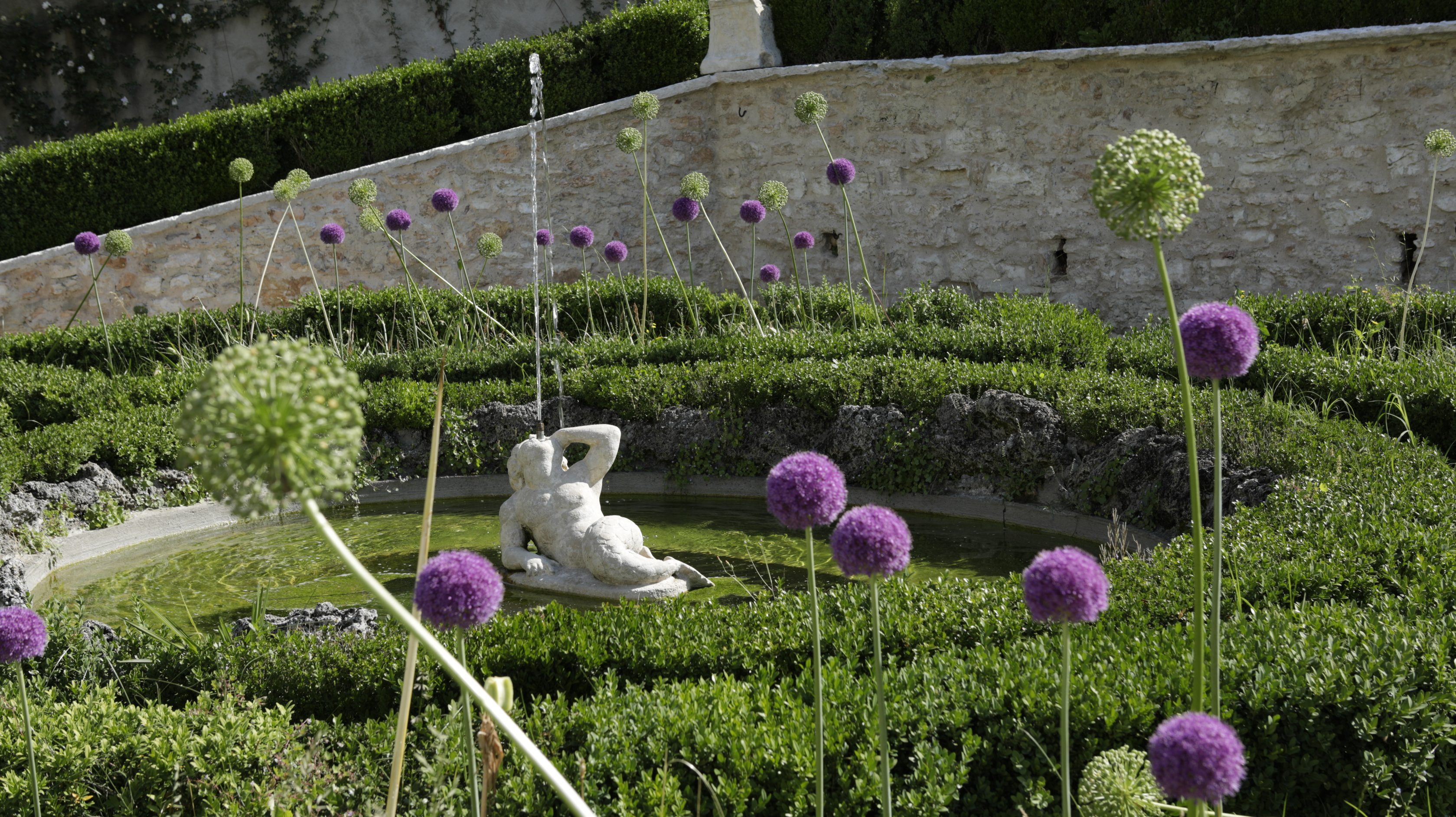 Dettaglio fiorito del Giardino di Pojega, con aiuole e vegetazione ornamentale del giardino storico.
