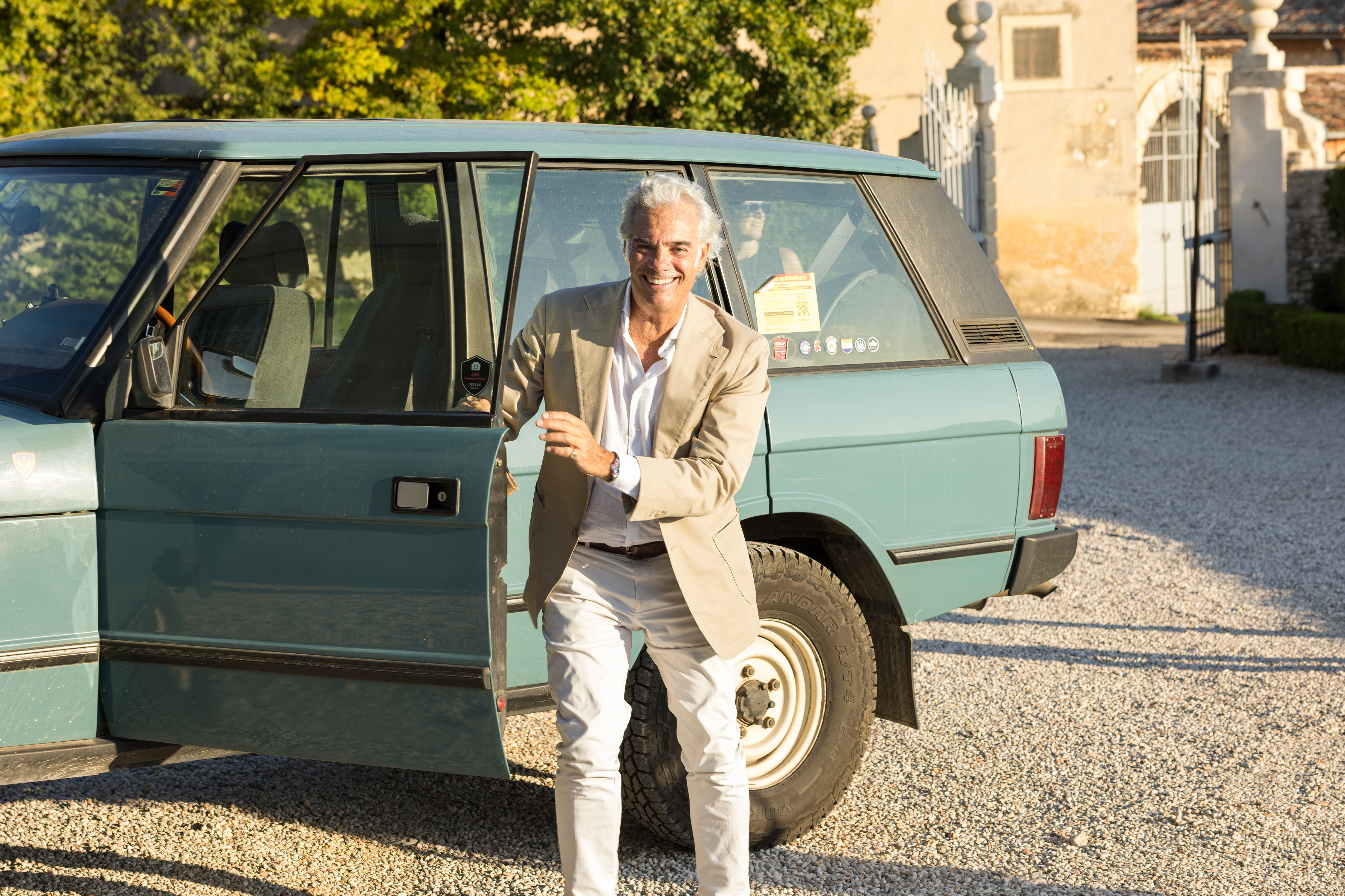 Roberto Parodi arriva in moto al Giardino di Pojega di Villa Rizzardi per il Festival della Bellezza 2026