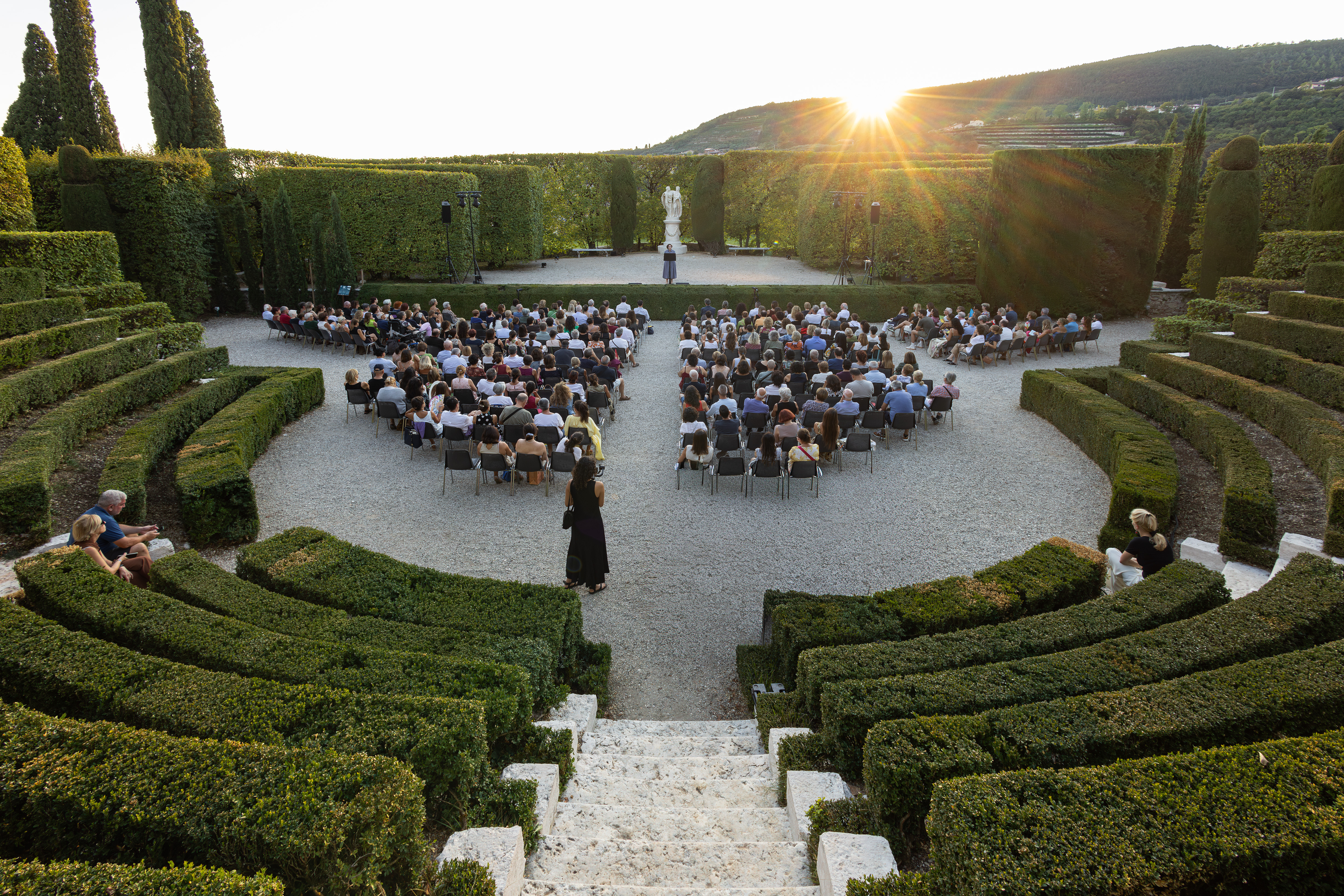Il Teatro di Verzura al tramonto con la platea gremita durante il Festival della Bellezza 2026 al Giardino di Pojega