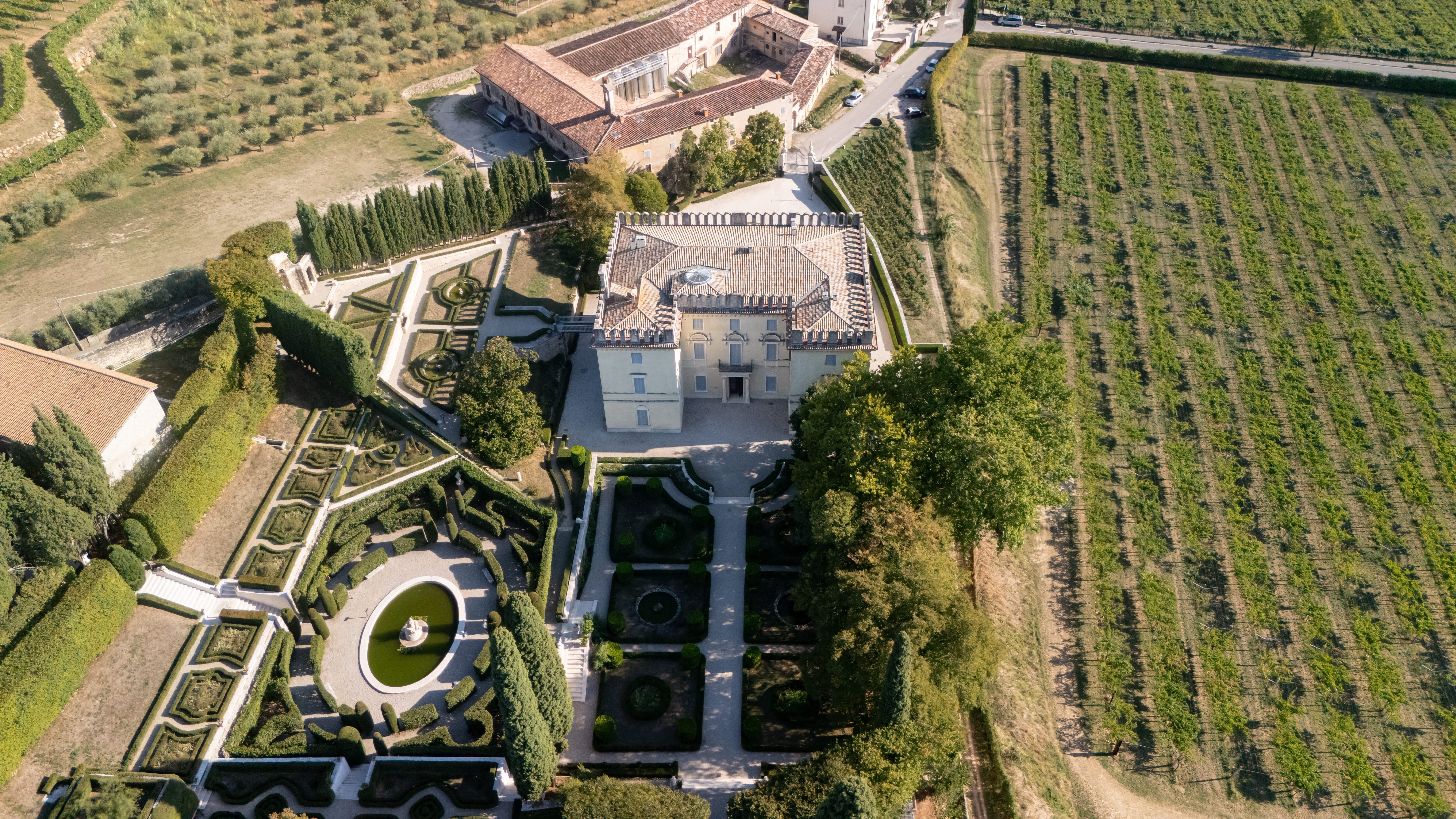 Veduta aerea del parterre del Giardino di Pojega e di Villa Rizzardi, circondati dai vigneti della Tenuta Guerrieri Rizzardi