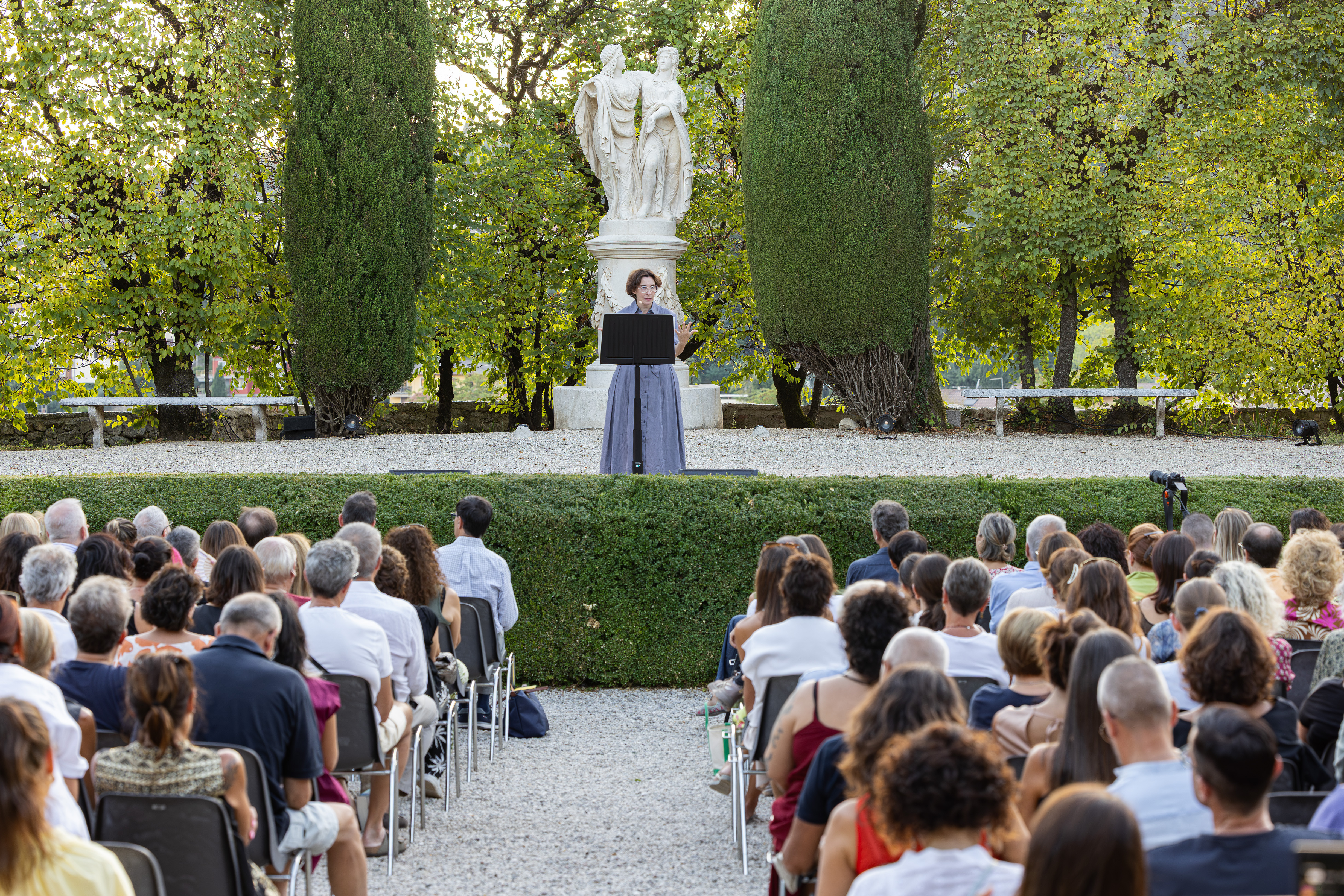 Stefania Auci sul palco davanti al pubblico del Teatro di Verzura al Giardino di Pojega