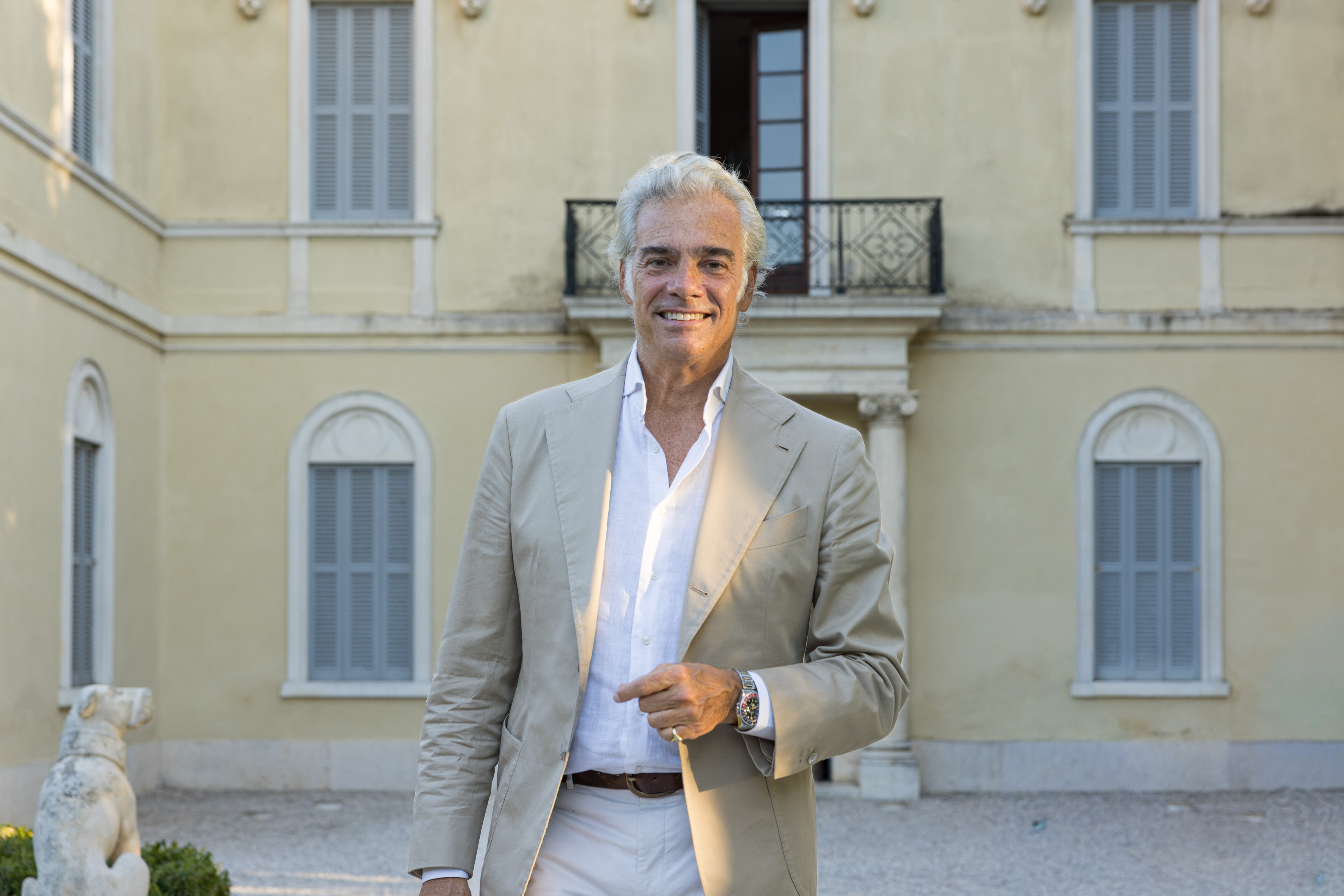 Roberto Parodi passeggia lungo i viali del Giardino di Pojega di Villa Rizzardi