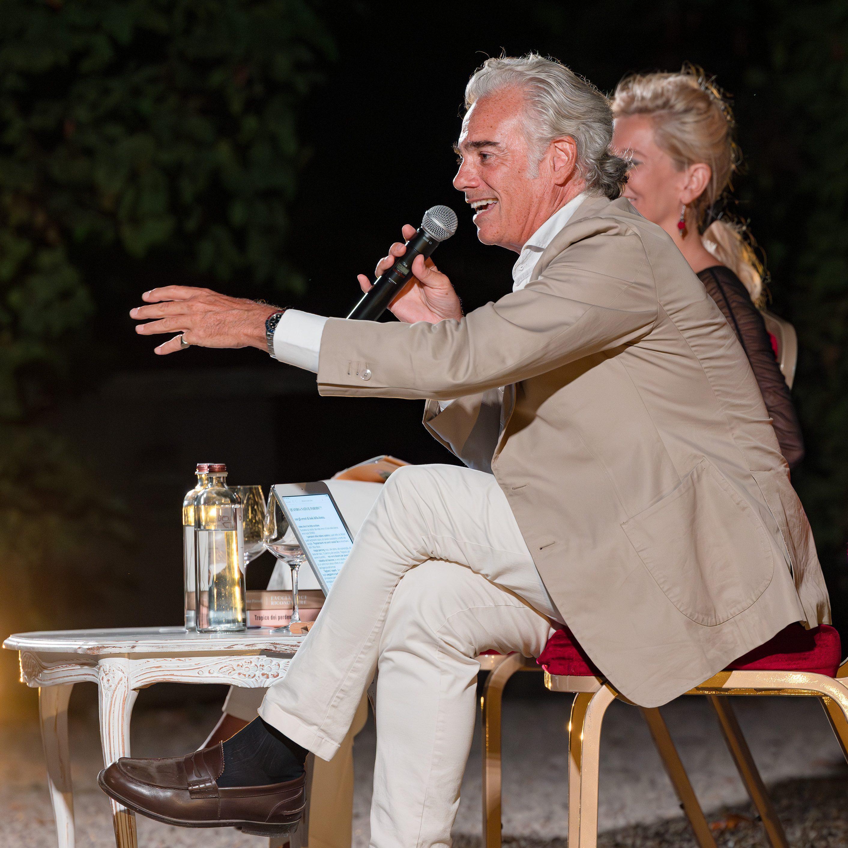 Roberto Parodi dialoga con Alessandra Zecchini sul palco del Teatro di Verzura durante l’incontro Itinerari di stile