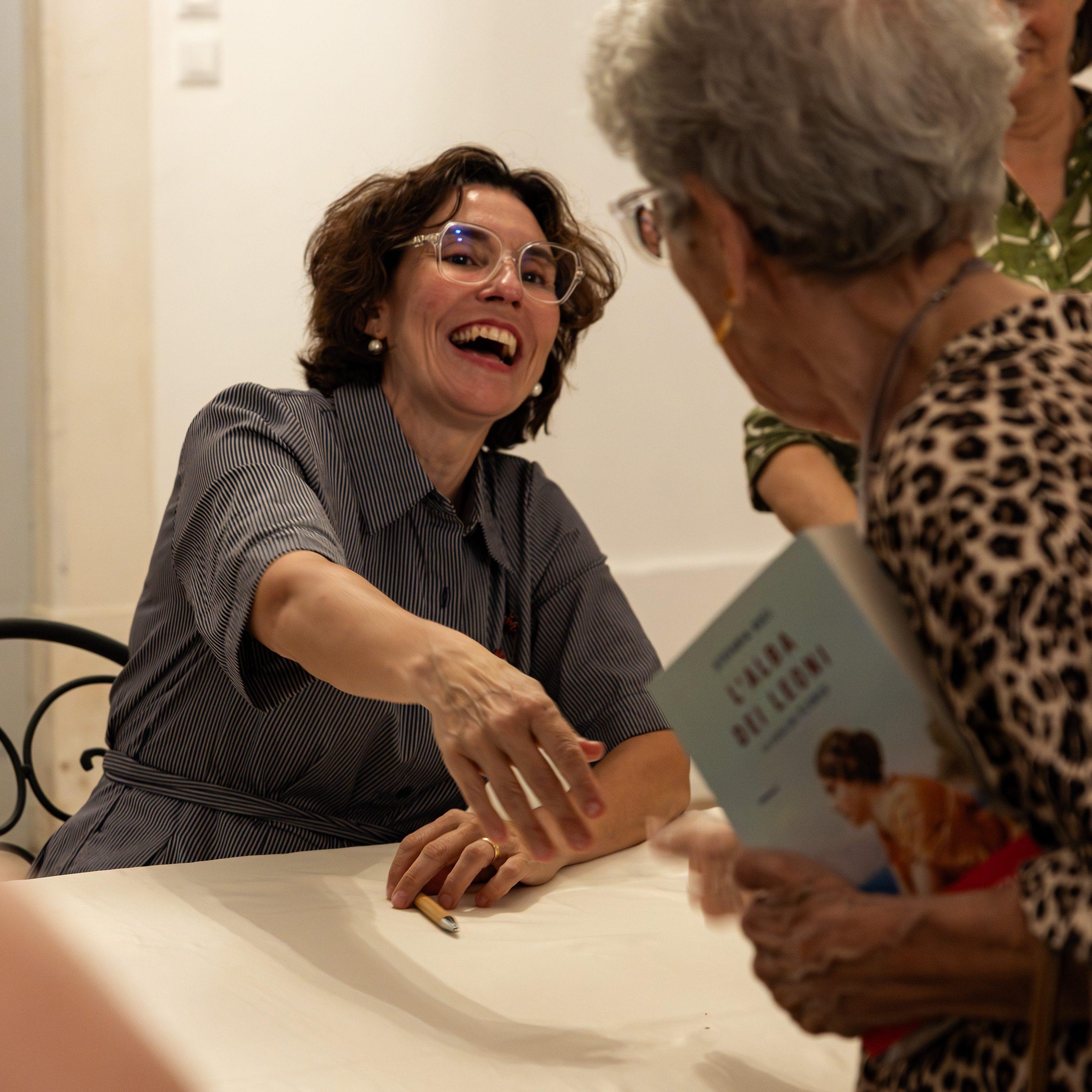 Stefania Auci incontra i suoi lettori al Giardino di Pojega di Villa Rizzardi al termine dell’appuntamento nel Teatro di Verzura