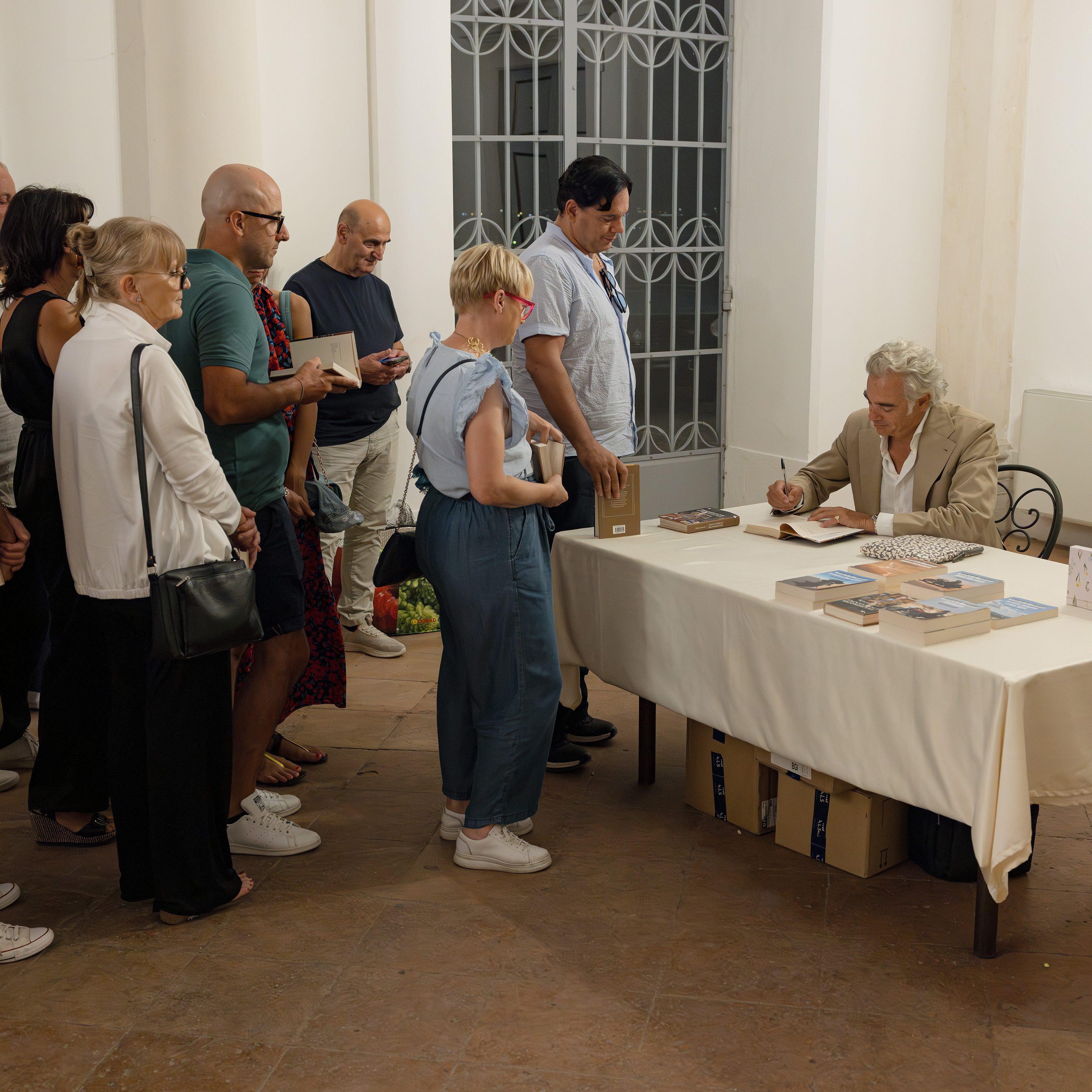 Roberto Parodi incontra i lettori al termine del suo appuntamento al Festival della Bellezza nel Giardino di Pojega