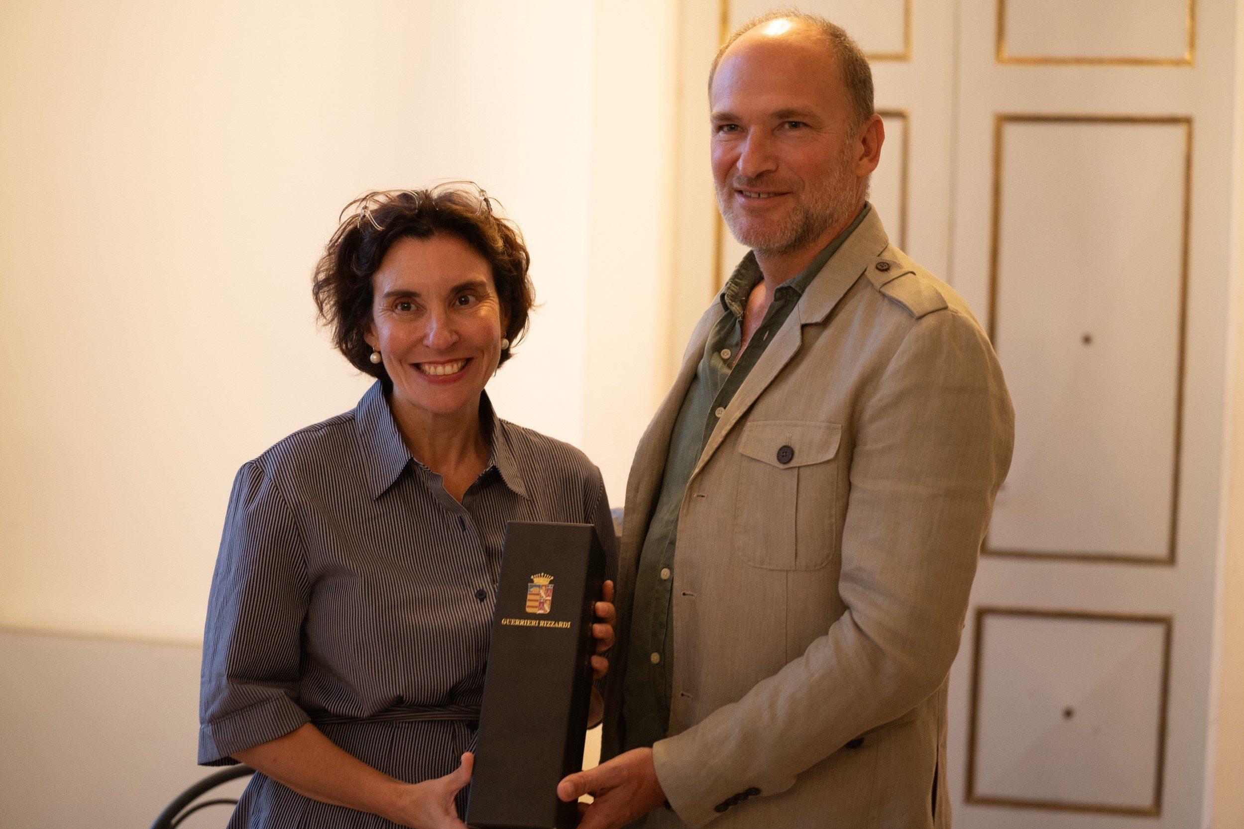 Agostino Rizzardi consegna a Stefania Auci una bottiglia di Amarone Villa Rizzardi al Giardino di Pojega