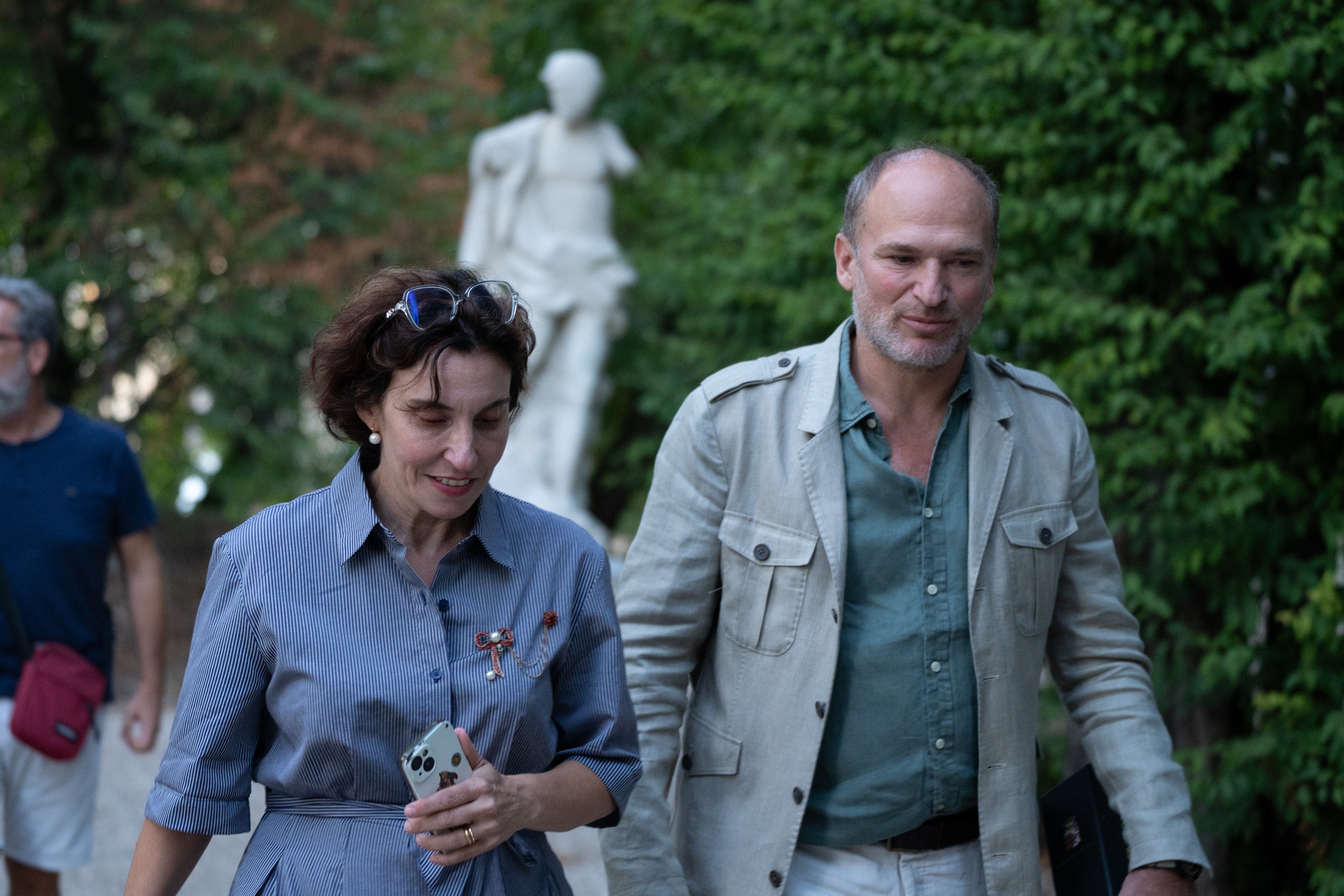 Stefania Auci con Agostino Rizzardi nel Giardino di Pojega durante il Festival della Bellezza