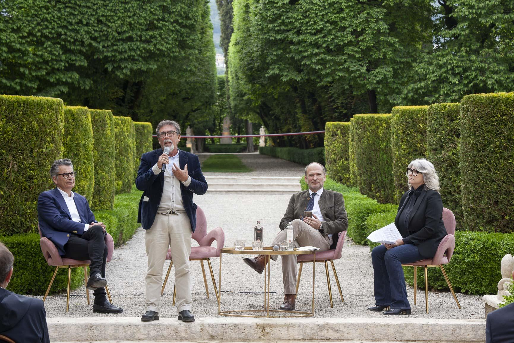 L’architetto paesaggista Giuseppe Rallo durante l’inaugurazione del Giardino di Pojega dopo l’intervento di restauro.