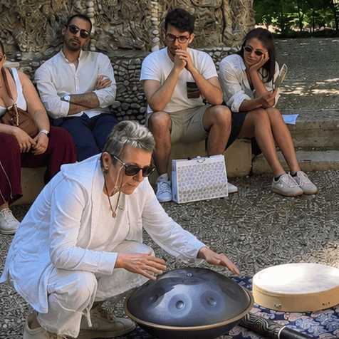 Esperienza di musicoterapia con handpan, campane tibetane e altri strumenti nel Giardino di Pojega.