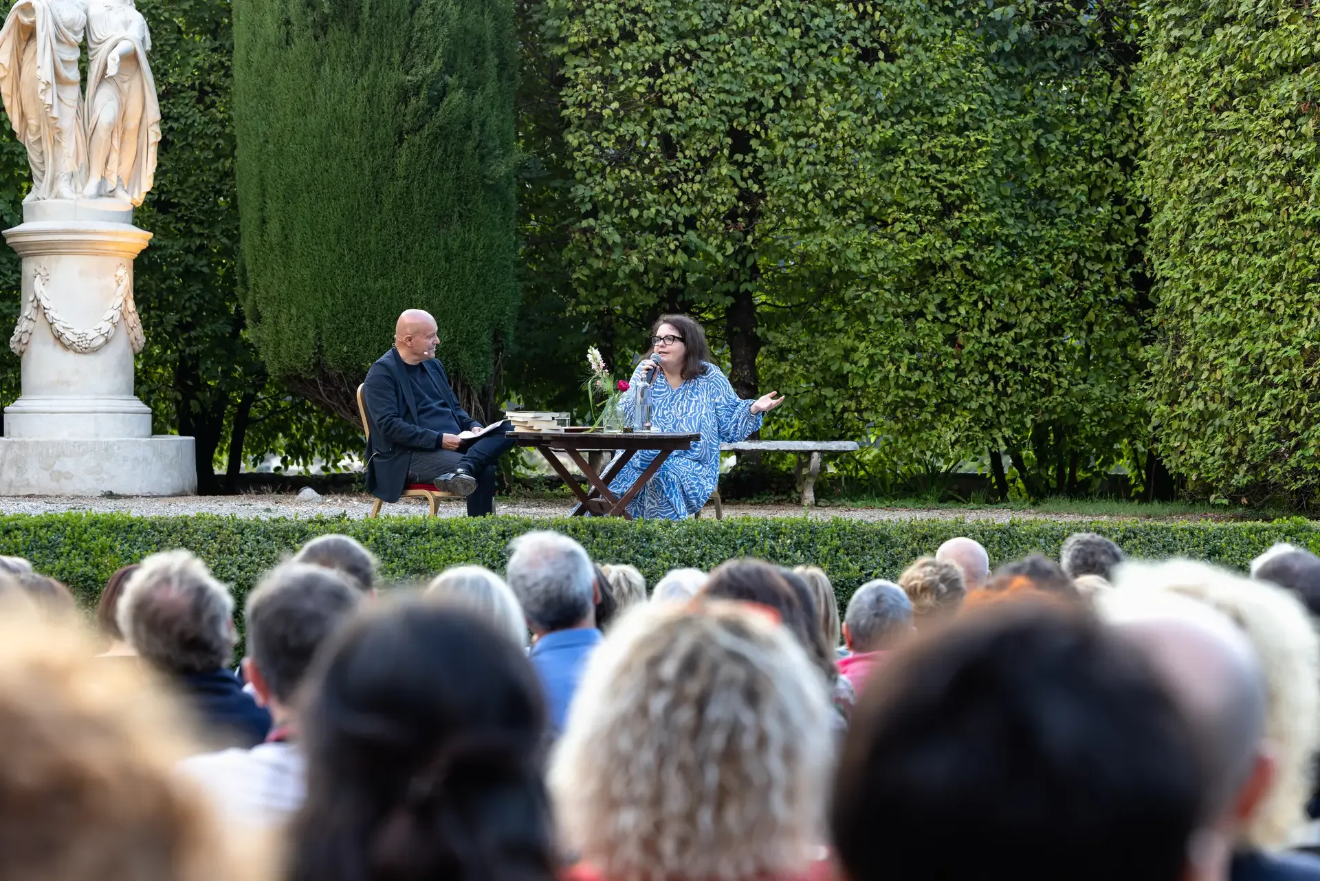 Marco Ongaro e Guia Soncini sul palco del Teatro di Verzura al Giardino di Pojega durante il Festival della Bellezza 2025 davanti al pubblico