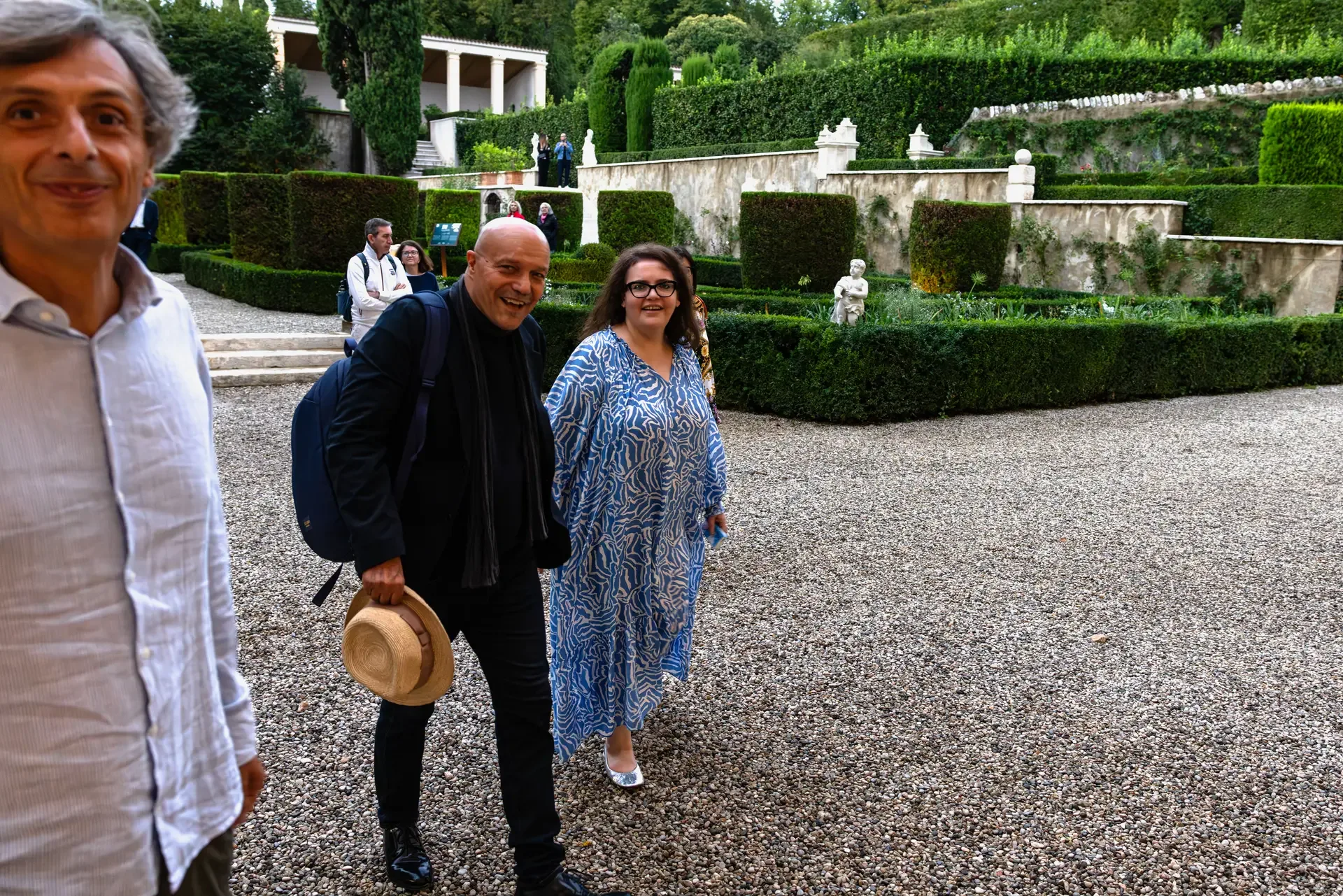 Marco Ongaro e Guia Soncini al Giardino di Pojega durante il Festival della Bellezza 2025 a Negrar, ingresso nel Teatro di Verzura