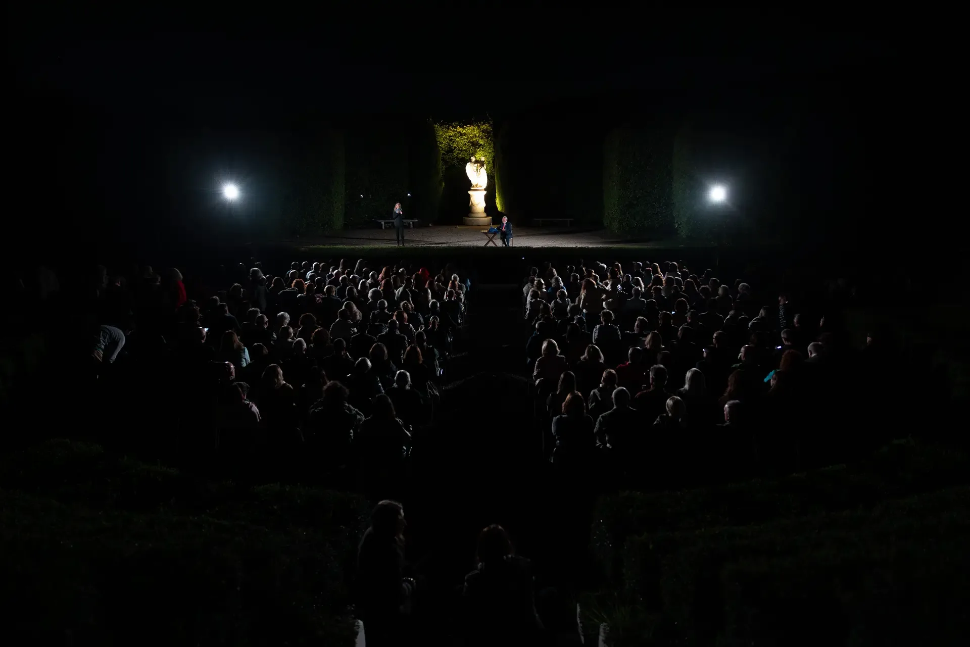 Teatro di Verzura gremito di pubblico per Antonio Caprarica al Festival della Bellezza 2025, evento sold out