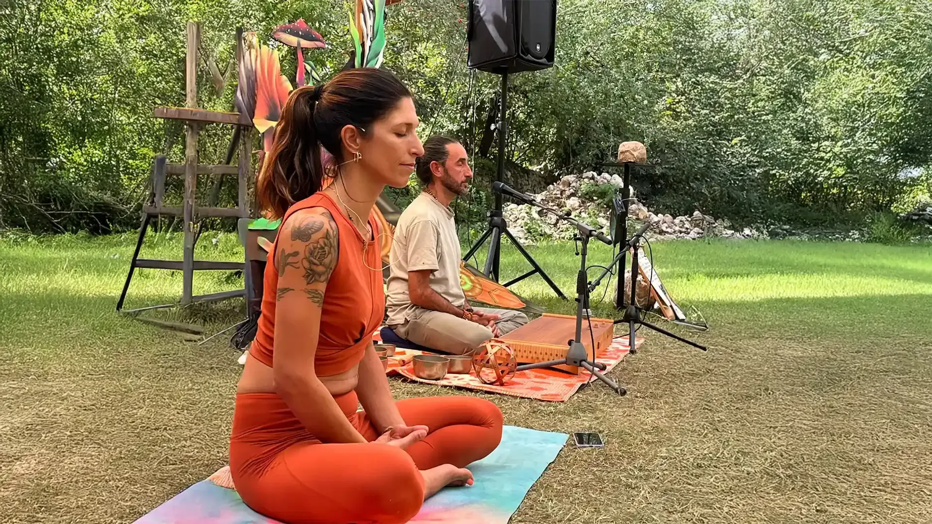 Eleonora Zamboni e Carlo Cicchini conducono una sessione di Yoga & Sound Healing al Giardino di Pojega. I due operatori guidano i partecipanti attraverso esercizi di movimento consapevole e vibrazioni sonore in un contesto naturale e rilassante.