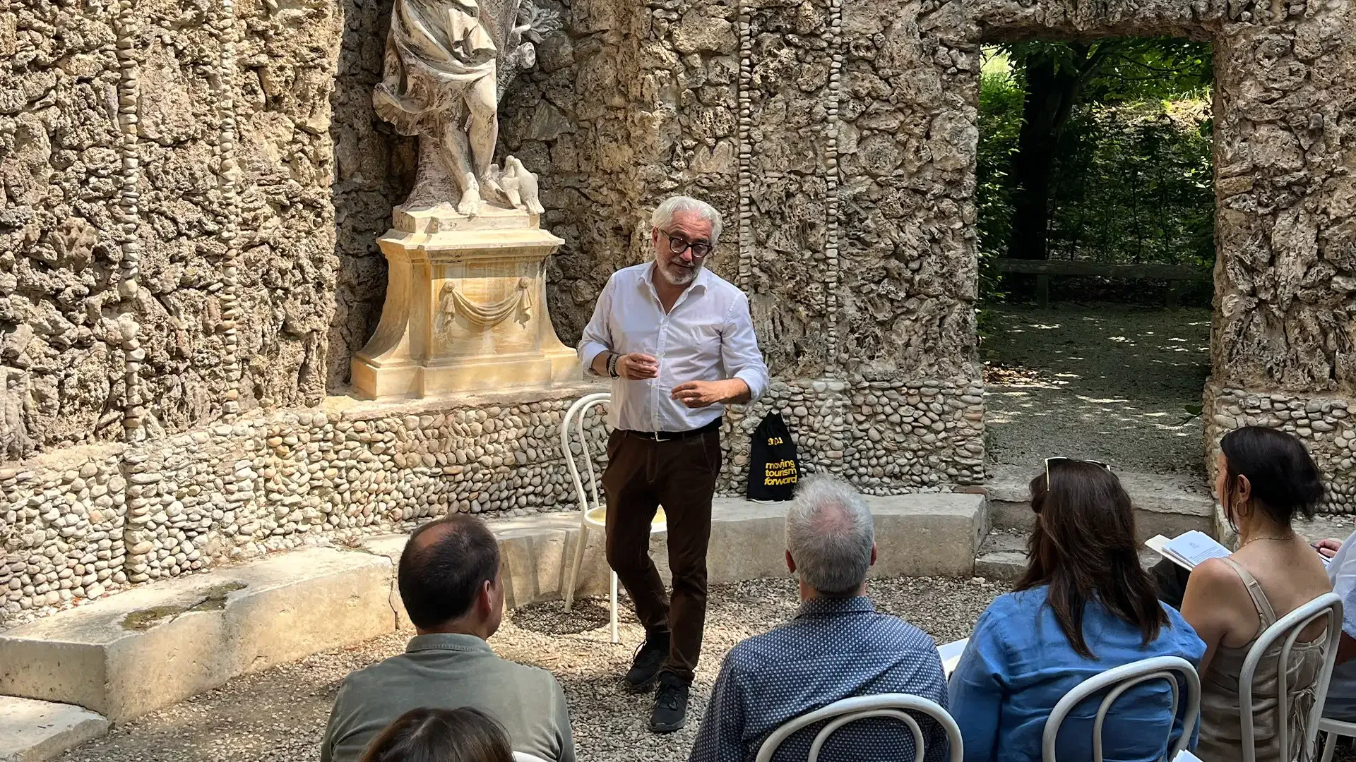 Copertina Formazione in giardino quando il paesaggio diventa aula e dialogo
