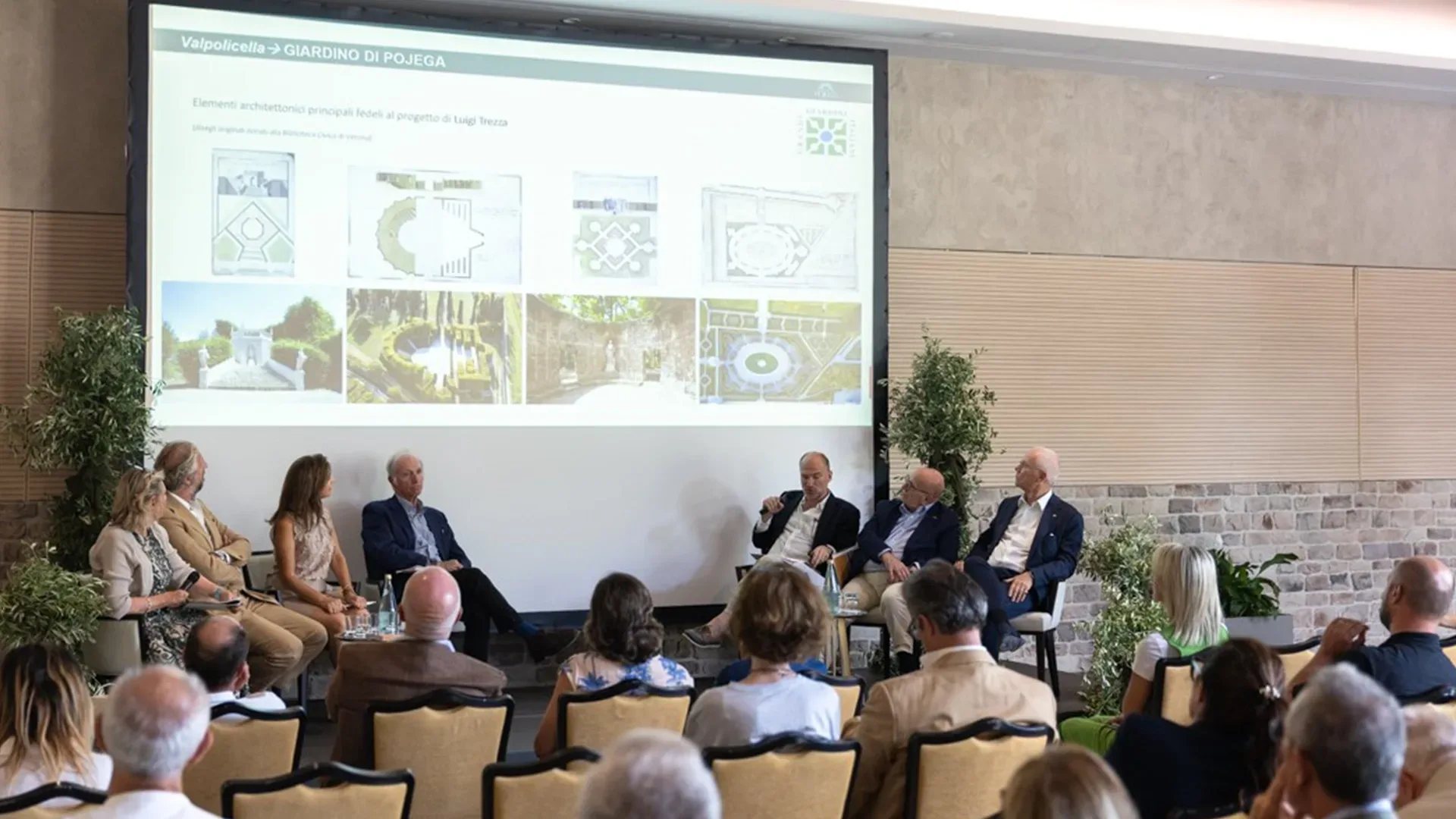 Agostino Rizzardi presenta il Giardino di Pojega al pubblico del convegno Coltivare il Paesaggio con slide proiettata sullo sfondo