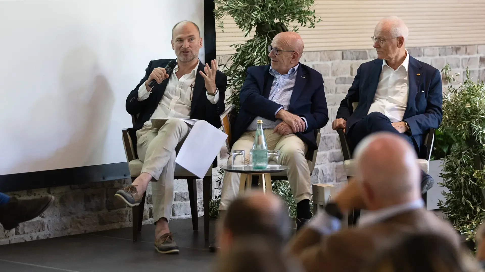 Vista della sala conferenze con il pubblico e i relatori durante il convegno Coltivare il Paesaggio al Palazzo di Varignana Agostino Rizzardi interviene dal palco copia