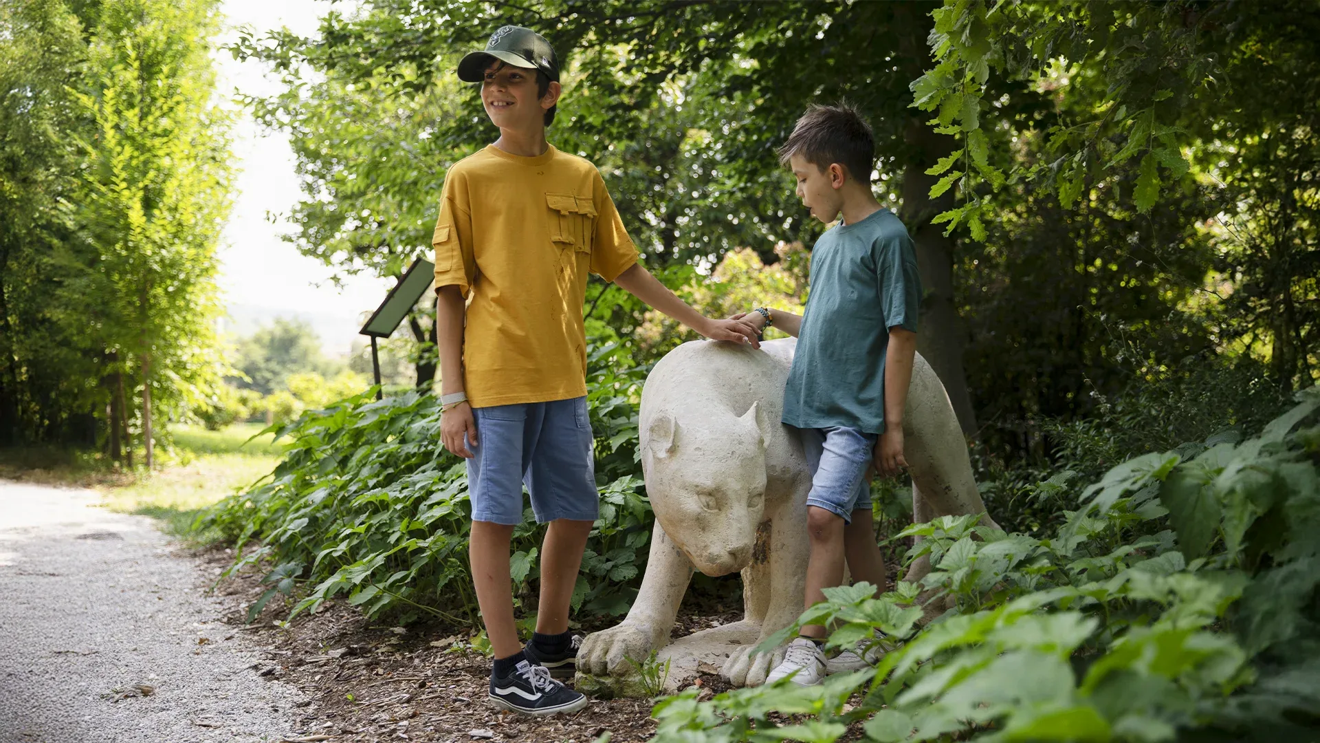 Bambini_esplorano_il_giardino