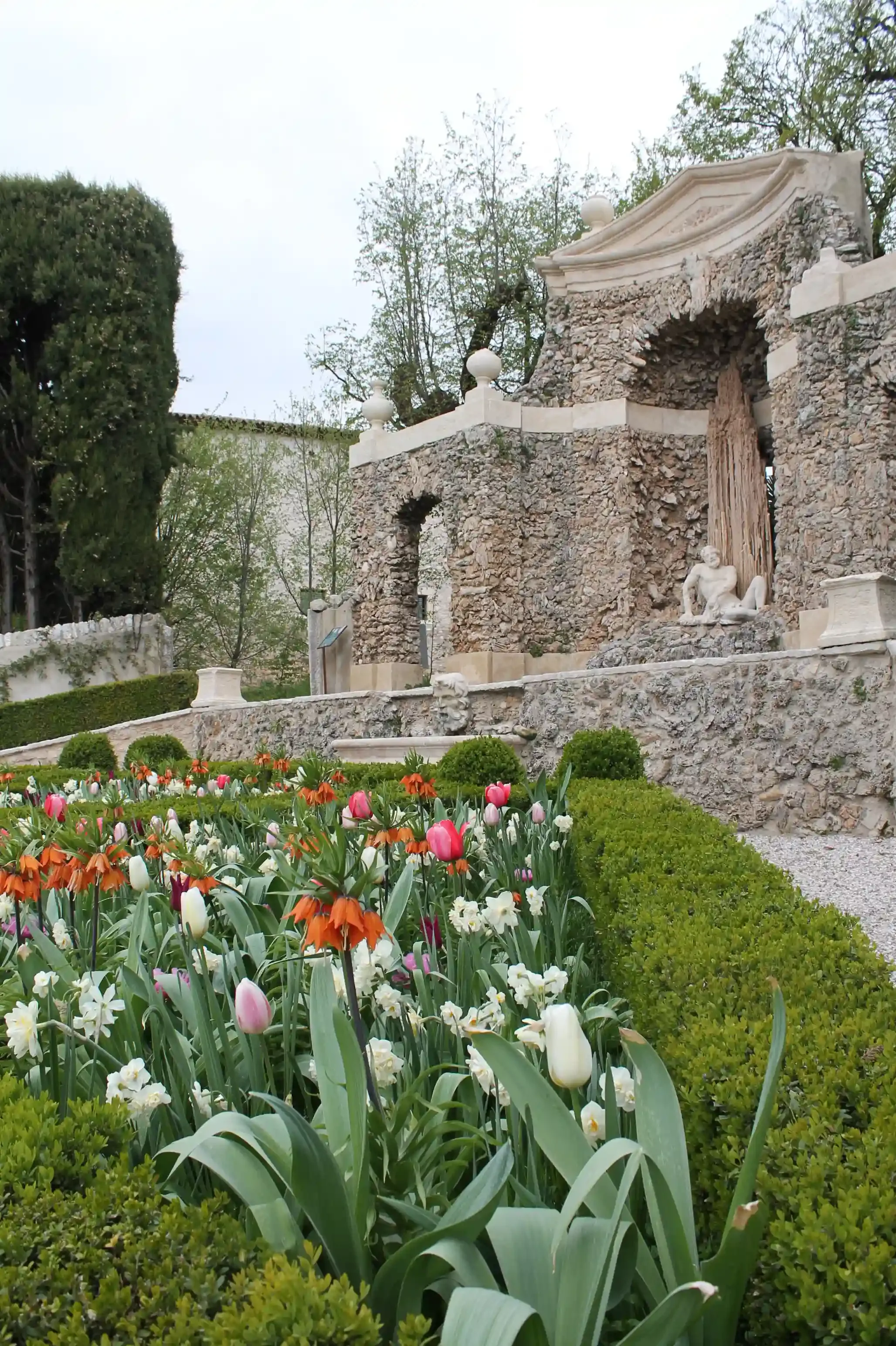 Fioriture primaverili nel Giardino segreto a Pojega