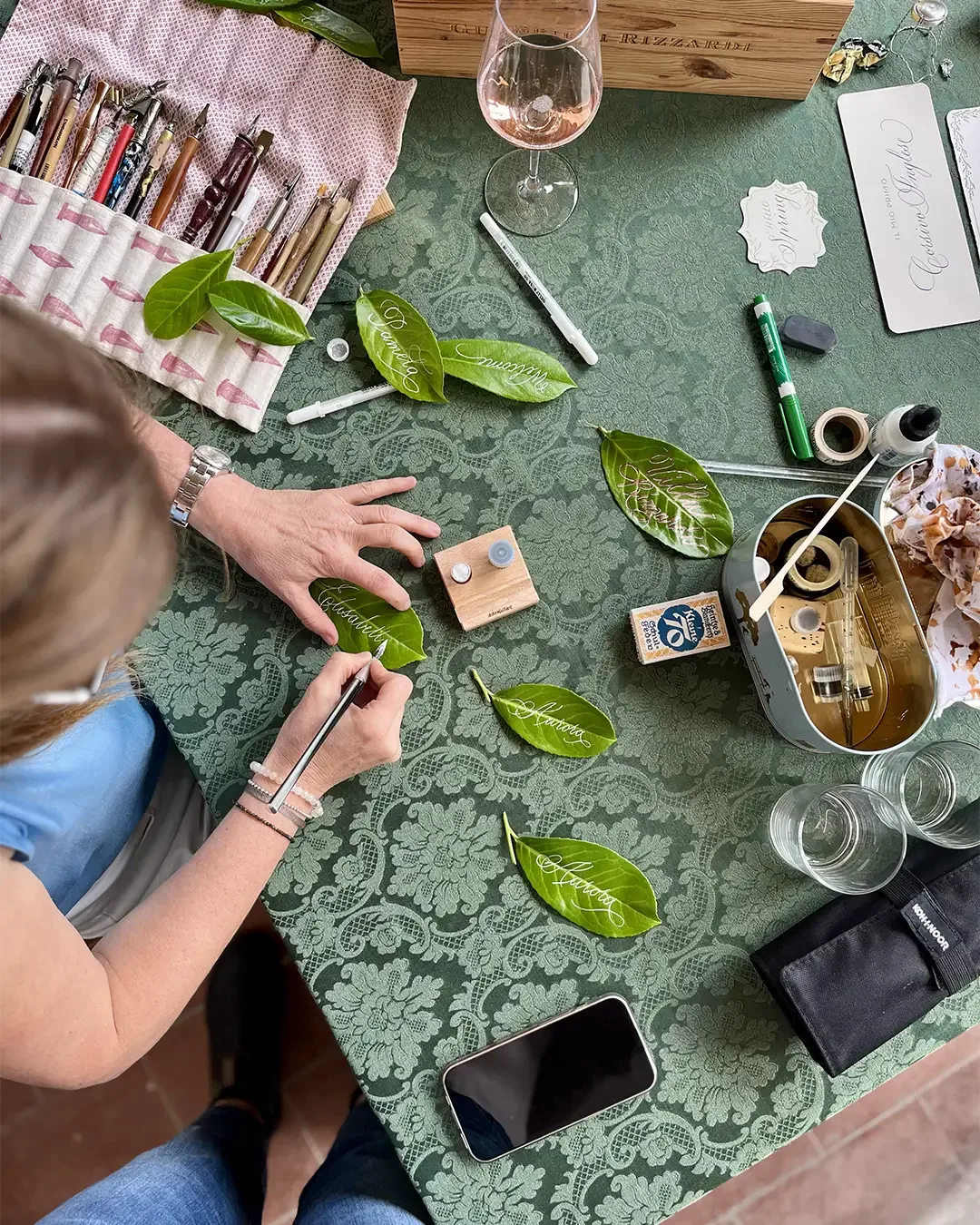 Laboratorio di introduzione alla calligrafia sul Corsivo Alessandra Scarsi foglie