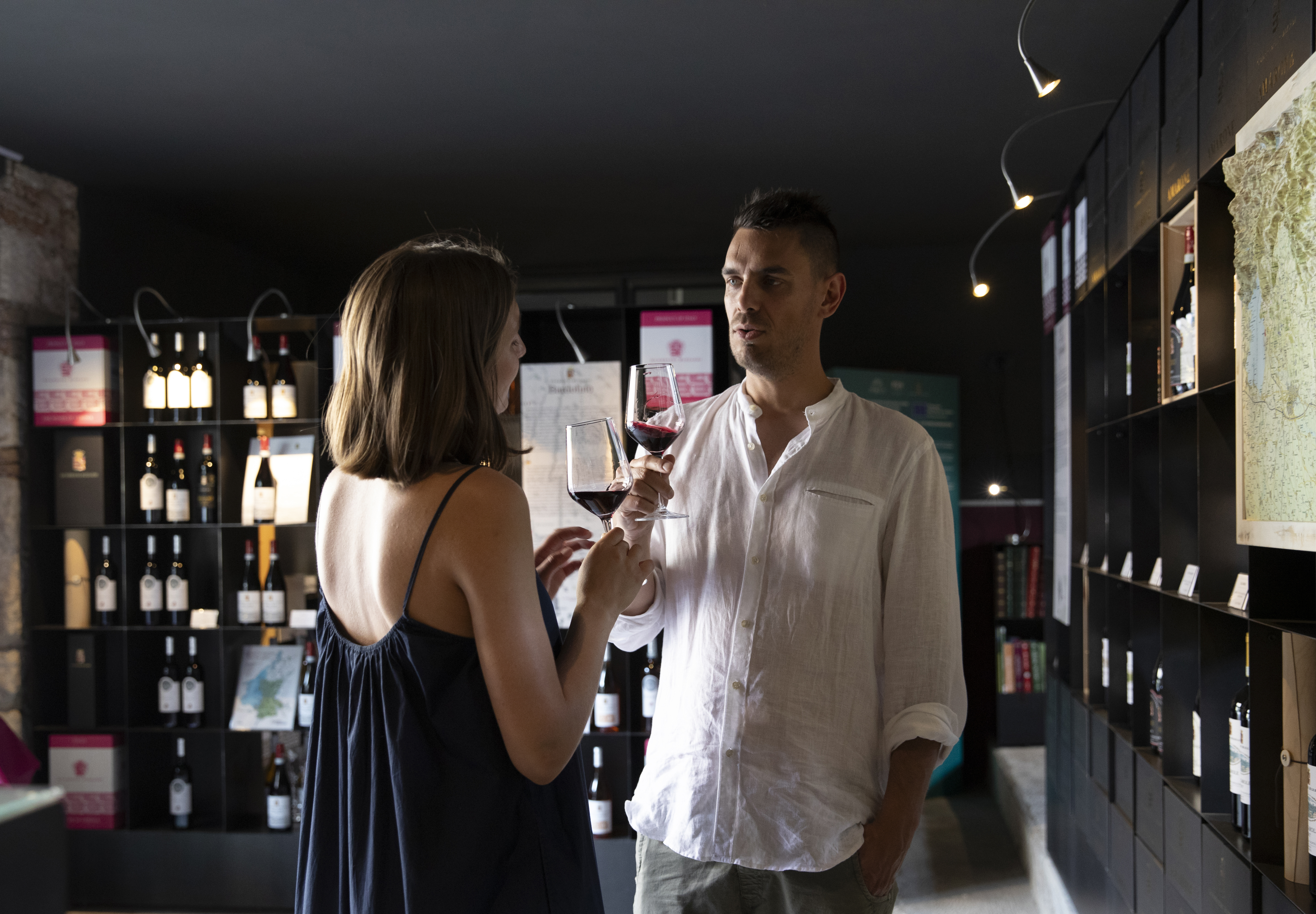 Wine shop Guerrieri Rizzardi al Giardino di Pojega a Negrar di Valpolicella, con bottiglie di vini esposte e ambiente elegante immerso nel contesto storico del giardino.