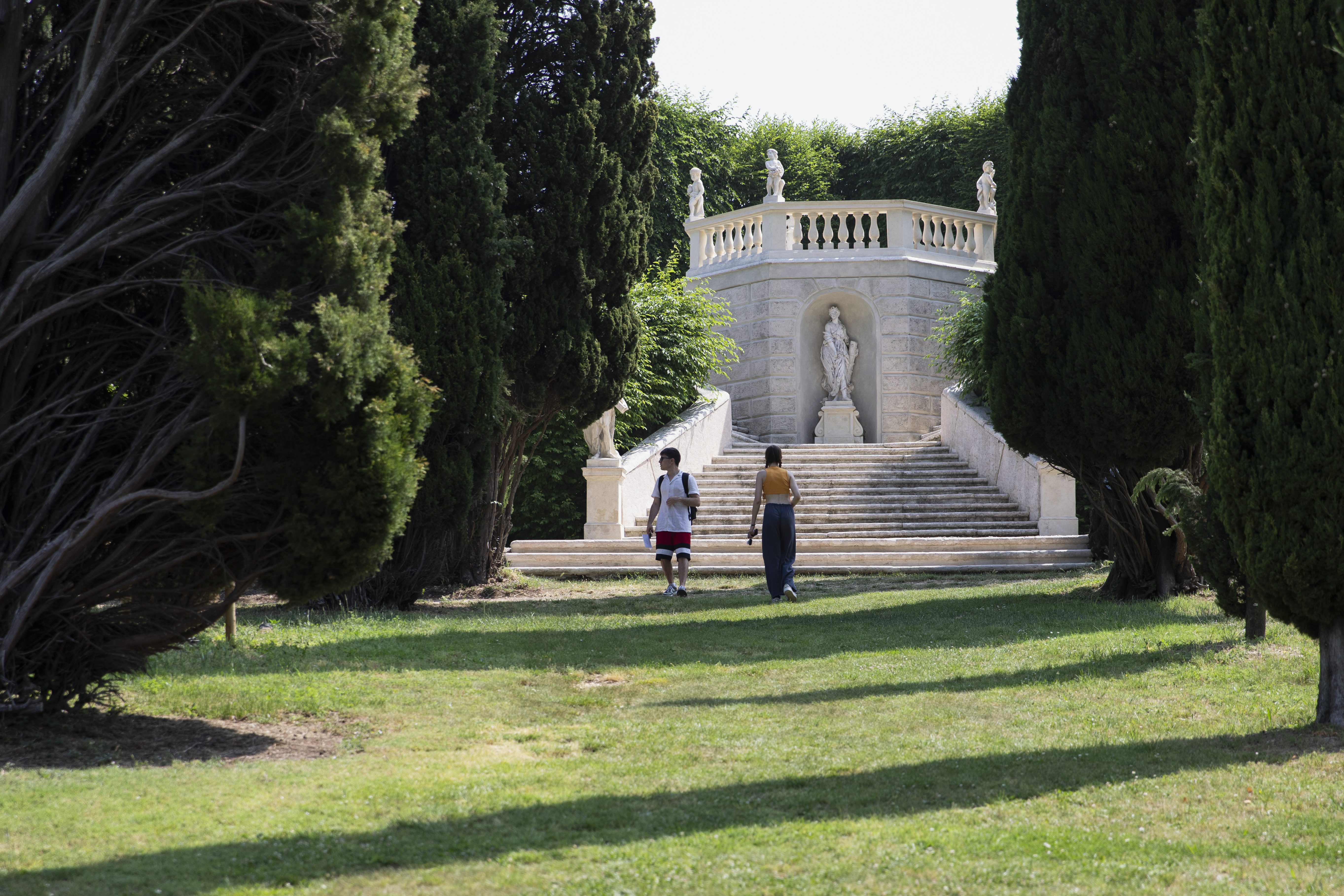 Viale dei cipressi del Giardino di Pojega che si apre in prospettiva verso il Belvedere, creando un suggestivo percorso visivo tra architettura verde e paesaggio